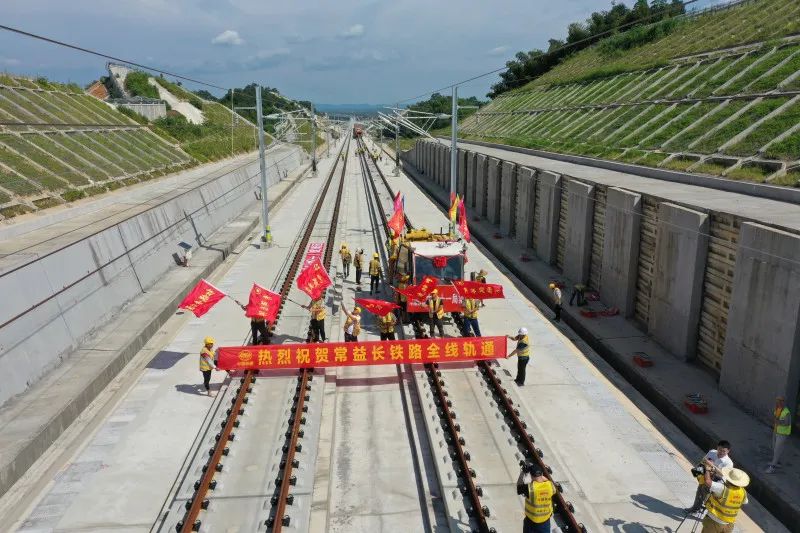 月日在益陽市桃江縣常益長高鐵關山村大橋長沙方向的路基上常益長高鐵全線軌道貫通均為長沙晚報全媒體記者陳煥明通訊員孟健李馳攝影報道圖片